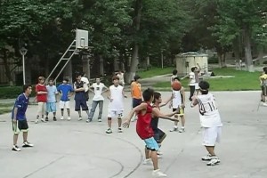 姚明球衣加2k4球鞋！视频里这批人最晚也是1988年以前了？