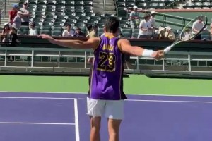 果然是铁杆詹密！阿尔卡拉斯参加大师赛，又身穿詹姆斯23号球衣