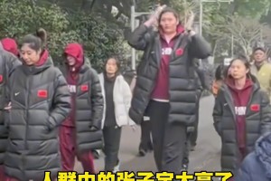 中国女篮现身橘子洲头，张子宇在人群中太高了😮