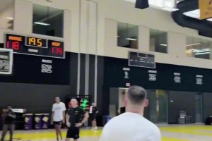 小里和卢卡的半场投篮掰头~好像是无穷无尽了😅